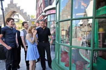 Emma Watson visite le parc d'attraction d'Harry Potter en exclusivité