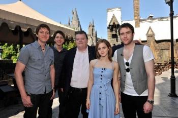 Emma Watson visite le parc d'attraction d'Harry Potter en exclusivité
