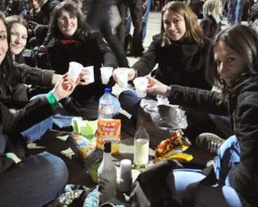 Des jeunes organisent un apéro Facebook modèle