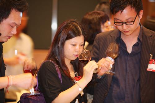 Vinexpo Hongkong 2010 : le vin séduit les femmes asiatiques