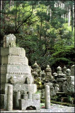 japon-necropole-koyasan.1274875507.jpg