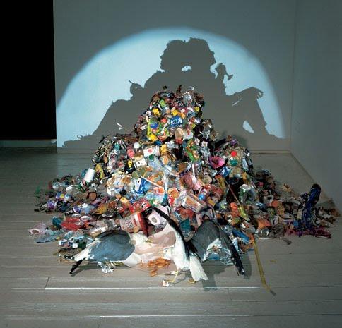 Sue Webster & Tim Noble : la beauté des déchets en ombres chinoises