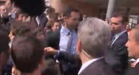 Sarkozy visé par une bouteille d'eau ... La vidéo