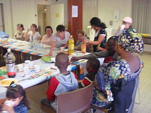 La fête des voisins à Creil mai2010 SOEURS KESSAS MAMAN FETE VOISINS 044