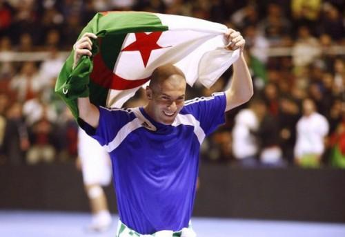 Zidane drapeau Algerien.jpg