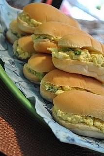 Petits pain à la garniture aux oeufs et au cari