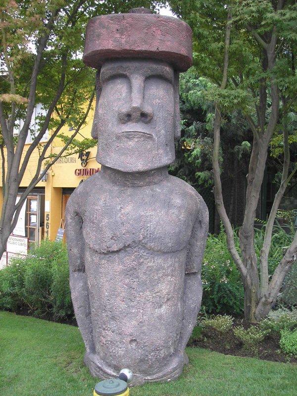 moai devant l'hôtel Regal Pacific de Santiago du Chili (2/2)