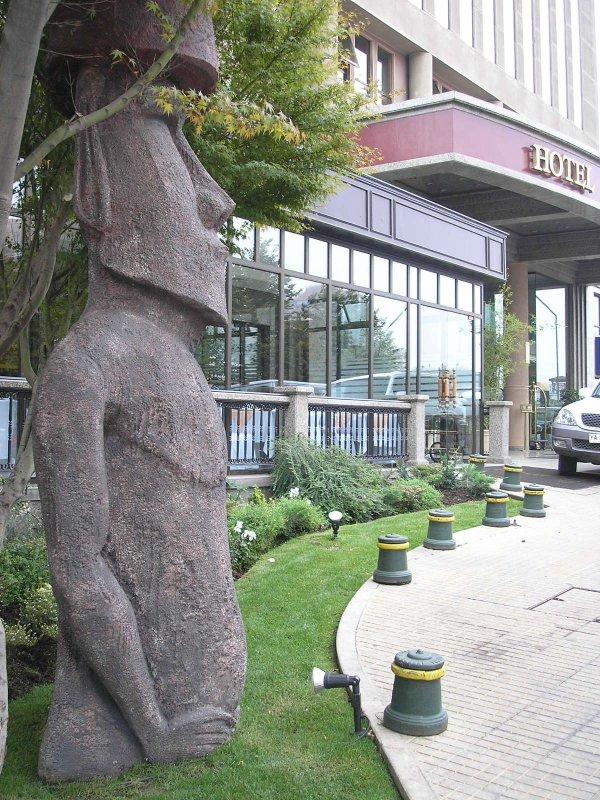 moai devant l'hôtel Regal Pacific de Santiago du Chili (1/2)