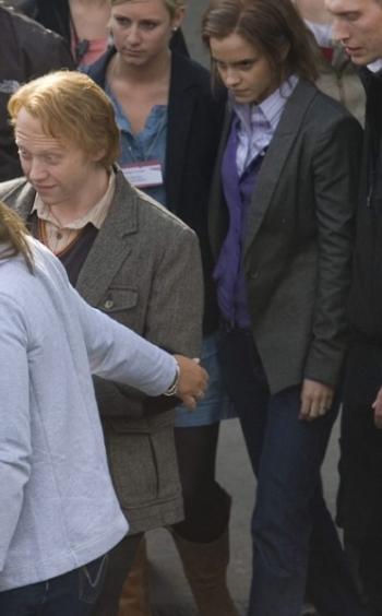 Emma Watson avec des rides pendant le tournage de King Cross mai 2010