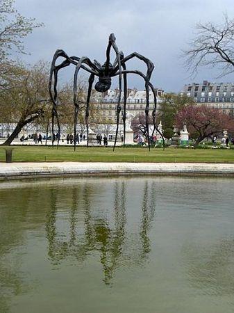 Tuileries_araign_e_g_ante_Bourgeois_reflet