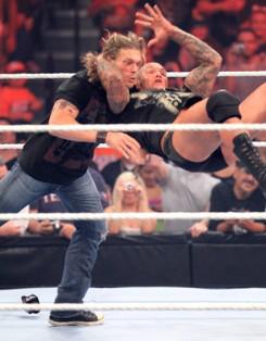 Randy Orton place un RKO à Edge