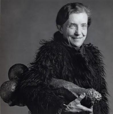 De Louise Bourgeois, Paris 1911 - New-York 2010, hommage à une araignée qui tisse sa toile parmi ...