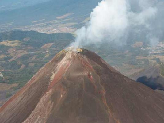 Le Volcan Pacaya, en activité strombolienne, fait beaucoup de dégâts, deux morts, trois disparus et de nombreux blessés au Guatemala