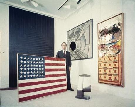 Castelli en 1960 avec des œuvres de Frank Stella, Jasper J