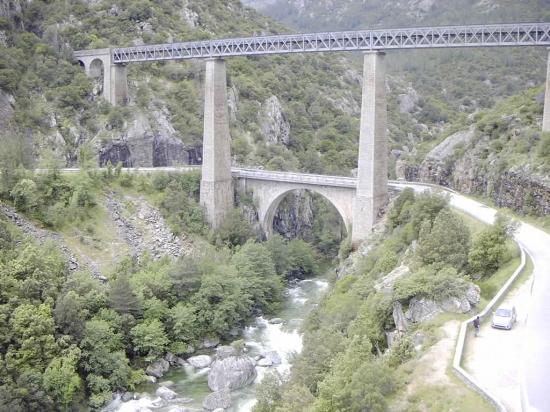 Double pont - Aux alentours  de  Vivario vue sur le double pont qui enjambe le Vecchio un pont pour les  voitures et l'autre pour le train