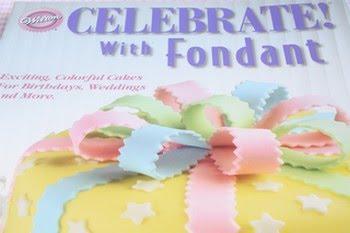 Un livre pour la pâte à sucre: Celebrate with fondant (Wilton)