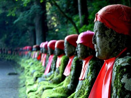 Statues alignées au Japon 