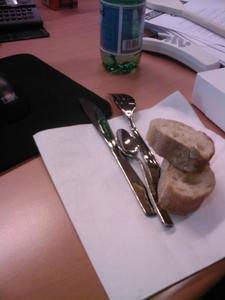 20100528 home maid 03 pain couverts (ChrisoScope) 20100528 home maid 03 pain couverts Home maid : encore au rodage? (ChrisoScope)