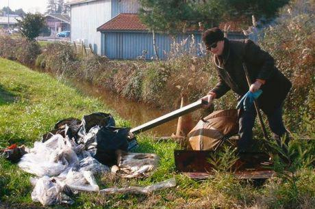  D'énormes macrodéchets ont été trouvés dans les cours d'eaux du
bassin d'Arcachon. photo Dr 