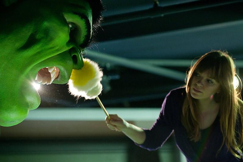Le musée de cire Madame Tussauds, à Londres, présente sa nouvelle exposition «Super Heroes Marvel 4D». On y retrouve les personnages les plus connus des bandes dessinées, comme ici Hulk en train d’être dépoussiéré par une employée, mercredi 2 juin. 