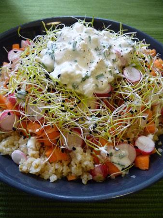 Salade de boulghour, radis, graines germées et sauce au chèvre