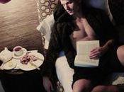 fait quoi dimanche? Paresser dans chambre d'hôtel