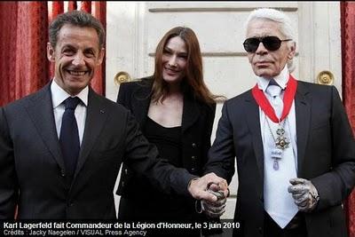 Hochets de prestiges : Karl Lagerfeld décoré de la légion d'honneur par les Sarkozy