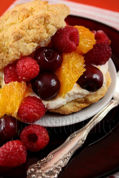 Cent-septième participation aux TWD - Petits shortcakes moelleux orange-cerises-framboises