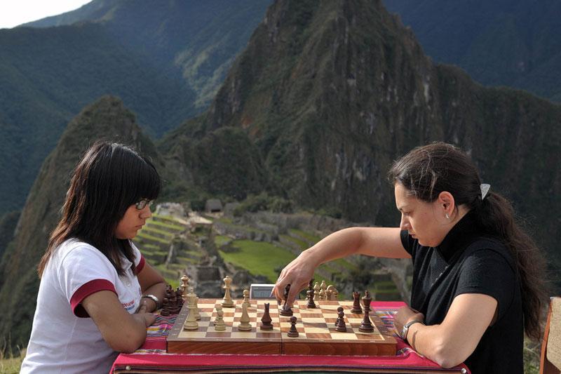 Le 23 mai dernier, une partie d’échecs a opposé la championne du monde russe Alexandra Kosteniuk à la péruvienne Deysi Cori, championne des moins de 16 ans. Les deux jeunes femmes se sont affrontées sur la zone la plus élevée du sanctuaire du Machu Picchu où elles ont profité des vues spectaculaires sur le site et la vallée sacrée.
