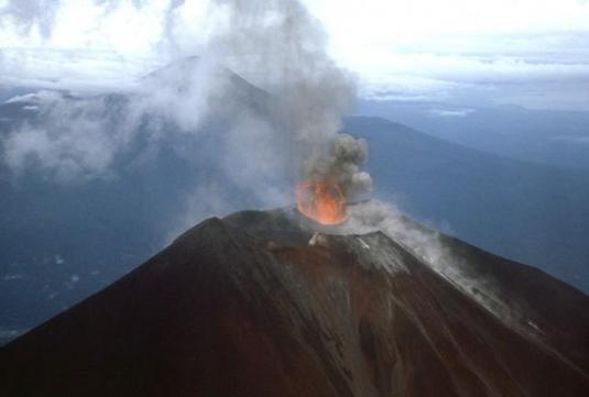 Activité éruptive du stratovolcan Ulawun, l'île de Nouvelle Bretagne en danger ?