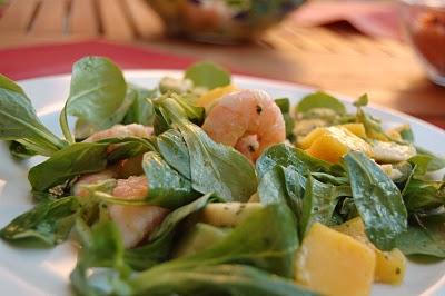 petite salade d'été toute simple - mangue et crevettes -