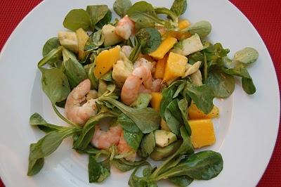petite salade d'été toute simple - mangue et crevettes -