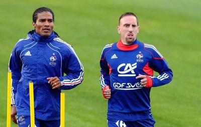 http://www.foothese.com/wp-content/uploads/2010/06/Ribery-a-droite-toute_actus.jpg