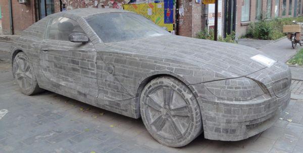 Une copie de BMW Z4 en pierre