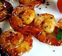 Brochettes de Gambas au Sirop de Poivre Noir et Sel Noir d'Hawaï Brochettes de Gambas au Sirop de Poivre Noir et Sel Noir d'Hawaï