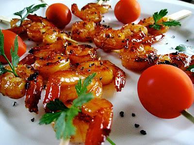 Brochettes de Gambas au Sirop de Poivre Noir et Sel Noir d'Hawaï Brochettes de Gambas au Sirop de Poivre Noir et Sel Noir d'Hawaï