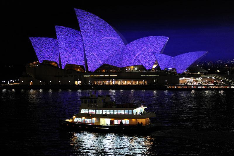 Jeudi 27 mai, à l’occasion de l’ouverture du festival “Vivid Live”, des illuminations sont projetées sur les voiles de l’Opéra de Sydney.