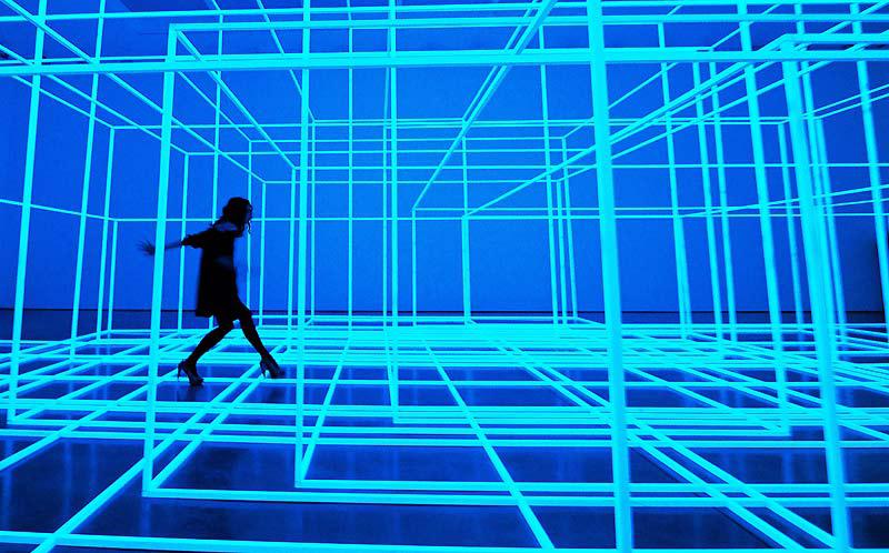 Cette employée de la galerie d’art contemporain, White Club, à Londres, se déplace au travers de cubes lumineux, œuvres de l’artiste Antony Gormley, jeudi 3 juin. 