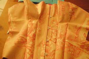 Corsetterie : Glousser en posant les goussets