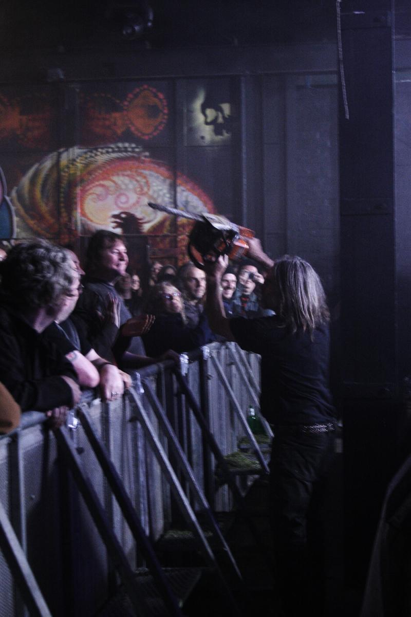 EN TOURNÉE AVEC FAUST ::: English chainsaw massacre