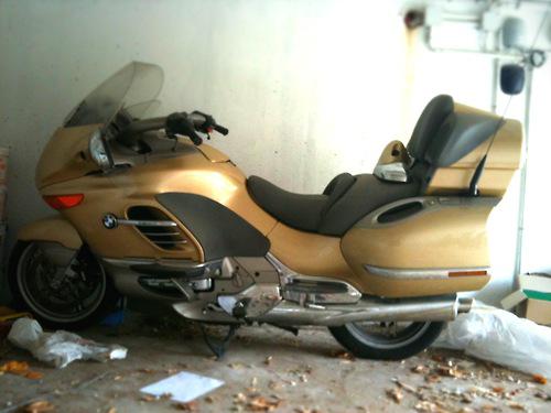 La maison étrange a un garage. Une grosse boîte en béton. En...