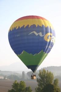 Une montgolfière dans le ciel de Roumoules Une montgolfière dans le ciel de Roumoules