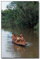 Voyage et Tourisme au Pérou – Embarcation indigène sur l’Amazone, Pérou 