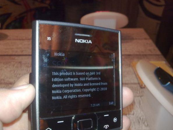 Le Nokia X5, un clone du Flipout de Motorola ?
