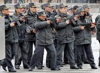 policiers-kirghize-contre-des-manifestants-7-avr-2010.1276685029.jpg
