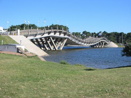 le puente de la barra, merveille du génie architectural uruguayen, naturellement, en pente.