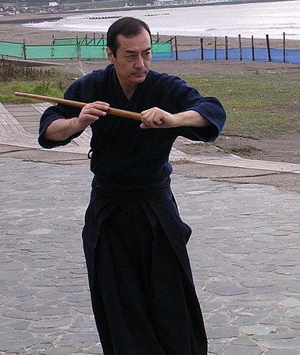 tetsuzan-kuroda-pratiquant-le-kenjutsu