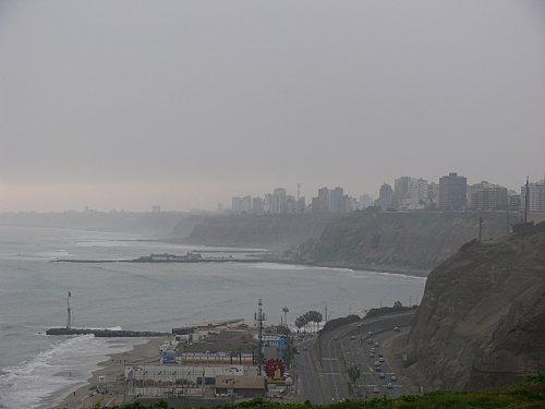 034- Lima- Sous la brume tenace...