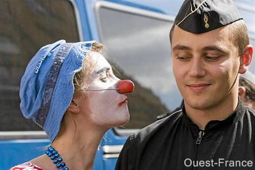 QU'UN GROS NEZ ROUGE TITILLE NOS CANONS (de la beauté)