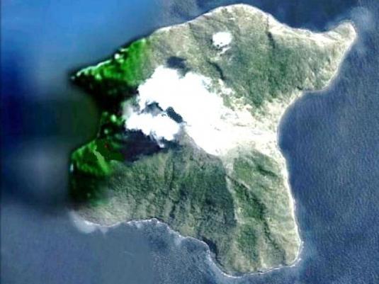 Impressionnante activité vulcanienne et strombolienne pour le volcan Batu Tara.